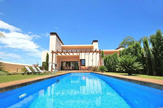 https://marmenorproperty.com/wp-content/uploads/2023/05/Reserva-del-Coto-5-Pool-to-villa-jpg.webp